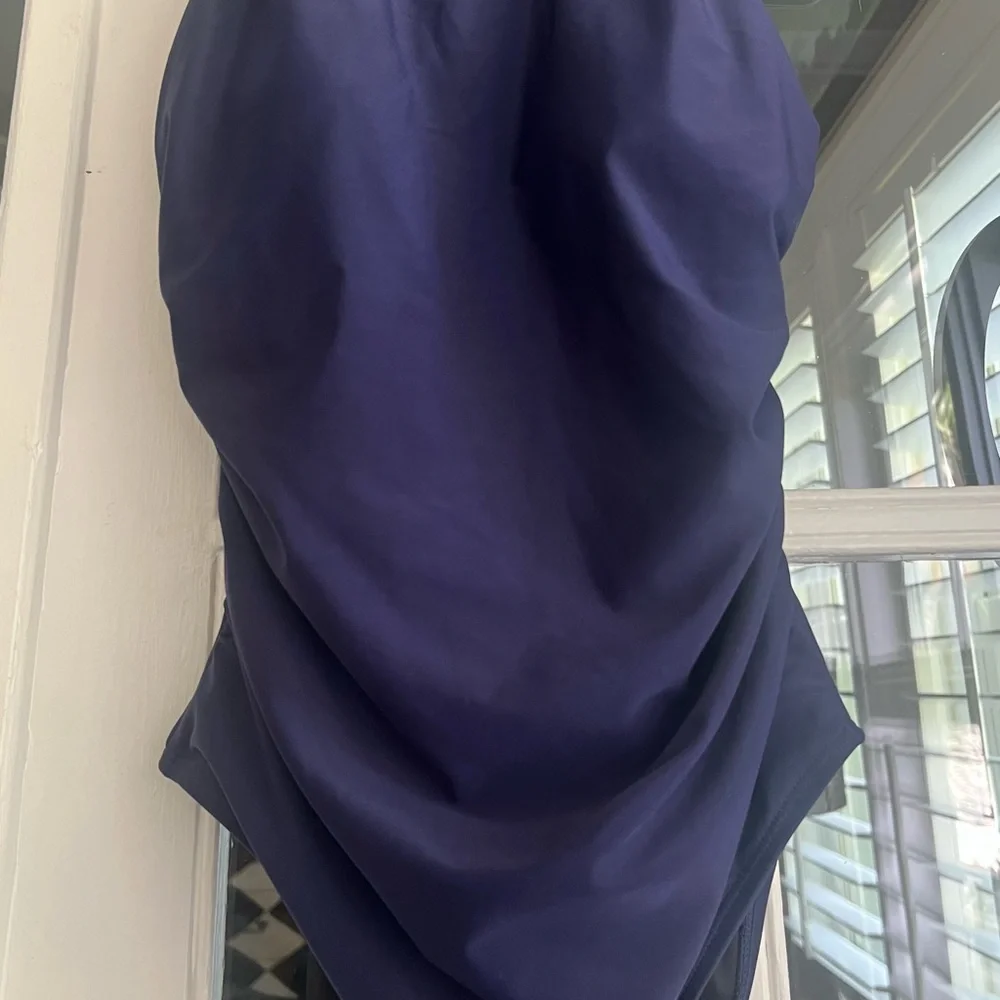 Navy Blue Women's Tummy Control Swimsuit
NWT
Cupshe
Women’s Small - Picture 4 of 14